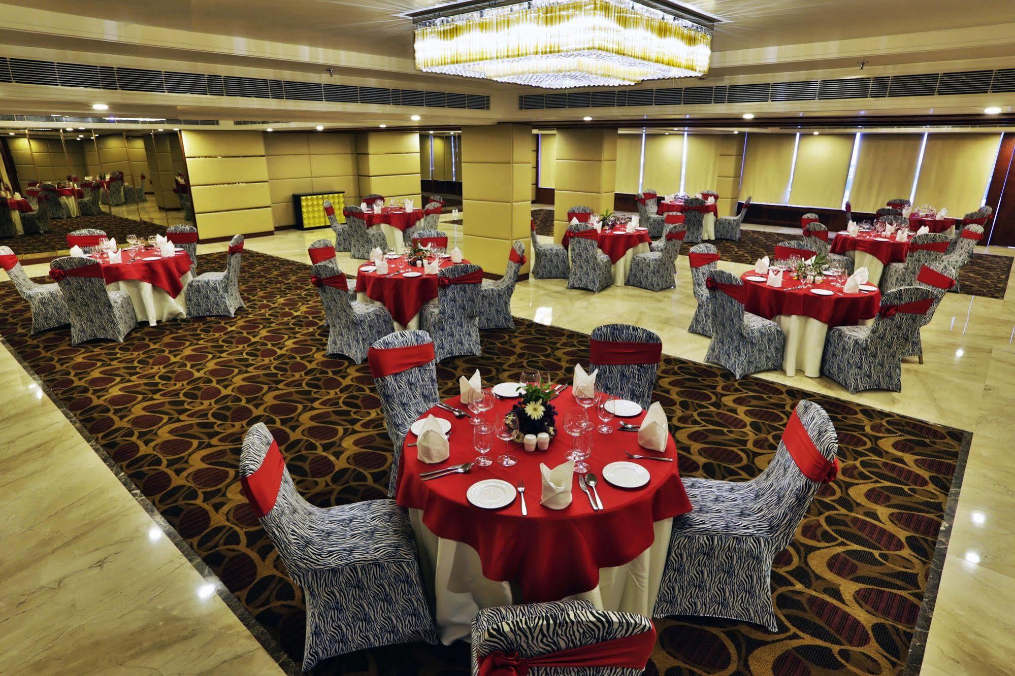 Golden Tulip Vasundhara Hotel y Suites Ghaziabad Exterior foto