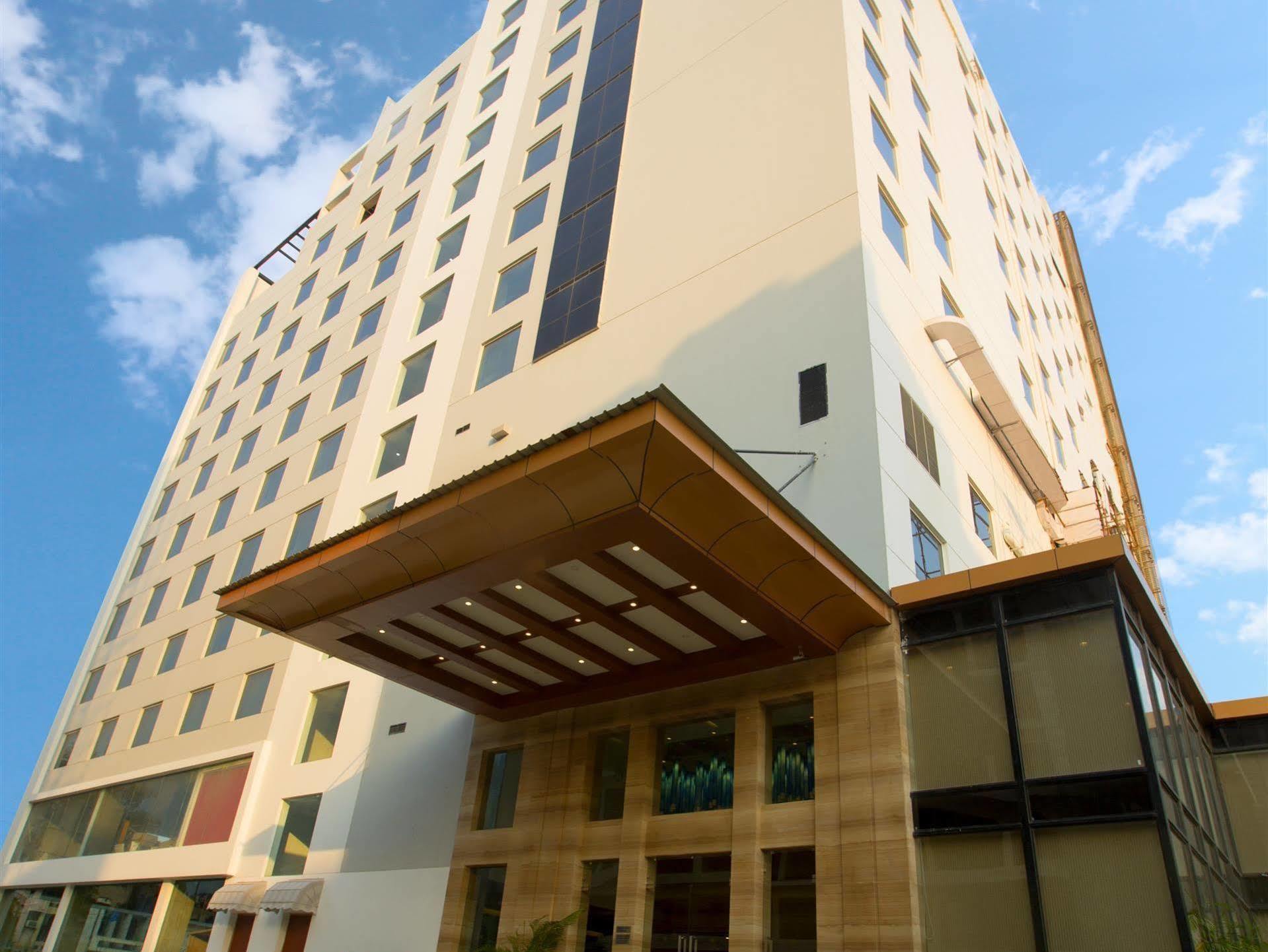 Golden Tulip Vasundhara Hotel y Suites Ghaziabad Exterior foto