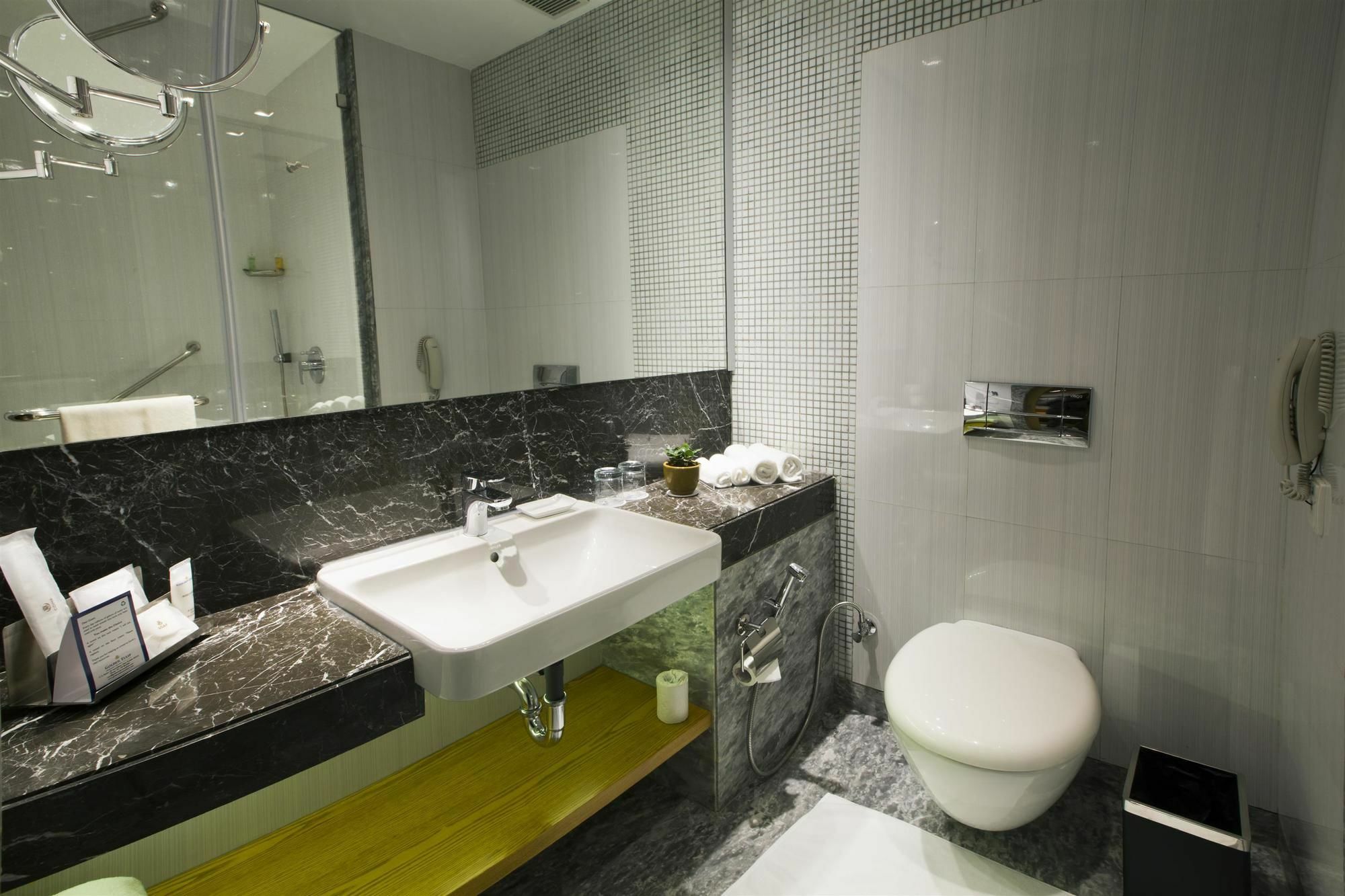 Golden Tulip Vasundhara Hotel y Suites Ghaziabad Exterior foto